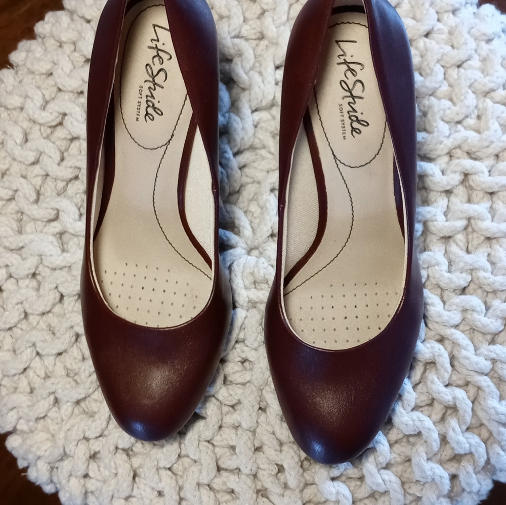 Life stride brown pumps Sz. 7W